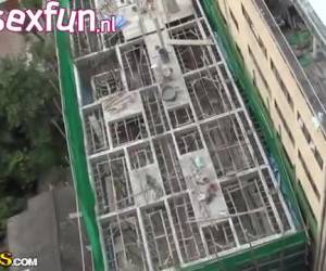 Geil jong stel neukt op vakantie