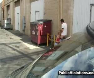 Pijpen en neuken in het steegje