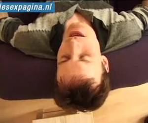 Pijpen terwijl je achterlangs geneukt wordt