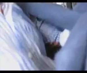 Mooie vrouw geeft haar man een handjob in het vliegtuig