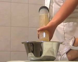 Een neukmachine voor het mooie kutje van de sexy blonde patiente