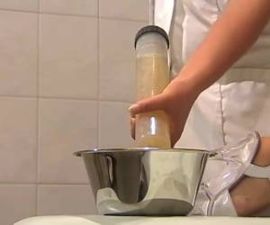 Een neukmachine voor het mooie kutje van de sexy blonde patiente