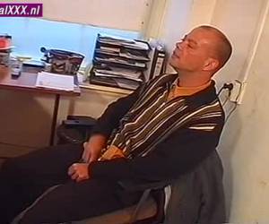 Secretaresse Stefanie pijpt haar baas terwijl haar chef toekijkt