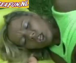 Mooie dame steekt een dildo in haar kont