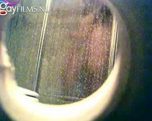 Stiekem meekijken als deze bear onder de douche gaat