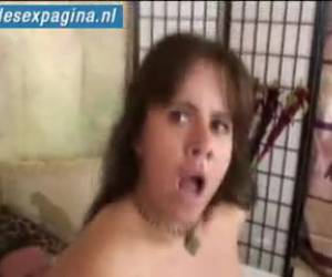 Rijpe vrouw met hangtieten en geile kale doos