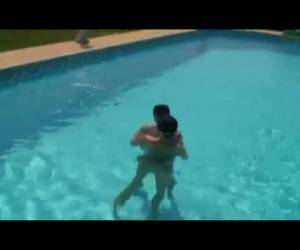 Tiener hoer neukt bij het zwembad