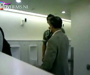 Afrukken terwijl andere mannen toe kijken in het toilet