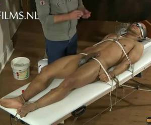 Masseur pijpt negerlul van vastgebonden jongen