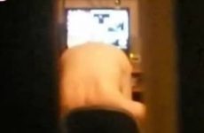 Zijn mature moeder met dikke tieten betrapt voor de webcam
