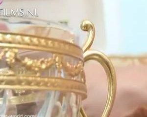 Anal op de bank van zijn ouders