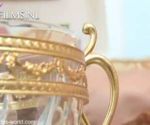 Anal op de bank van zijn ouders