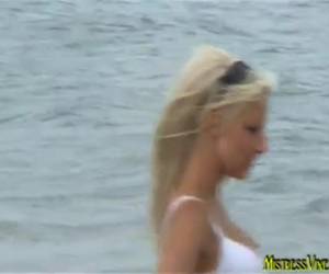 Ze pist het zand van zijn gezicht mond en ogen