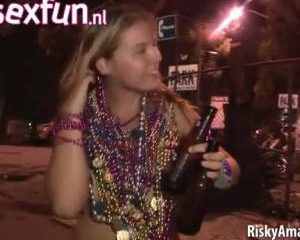 Losbandige snollen laten hun tieten zien waar ze maar kan