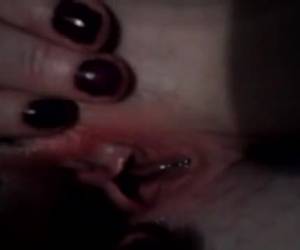 In close up zie je haar mastuberen