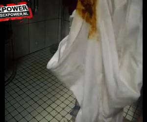 Hij poept langs de pijpen van zijn korte broek