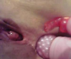 Een dildo in haar kontgaatje