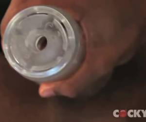 Lekkere zwarte bisex knul trekt aan zijn stijve pik