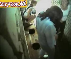Voyeur op een zeer ranzige wc