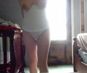 Sadomasochistische redhead doet zichzelf pijn