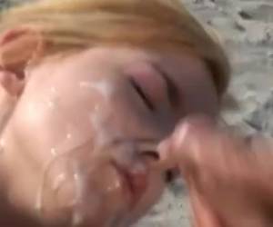 Enorme facial op strandje