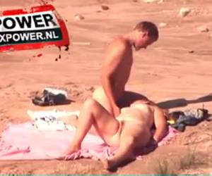 Voyeur filmt neukend stel op strand