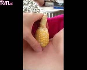 Mastuberen met een maiskolf