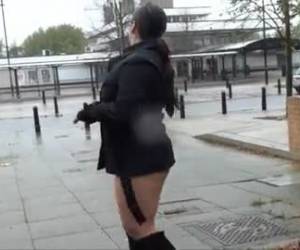 Wulpse rondborstige amateur naakt in het openbaar