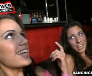 Zijn grote negerlul vind grondig aftrek onder de geile dames