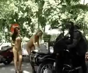 Meid laat haar tieten op straat