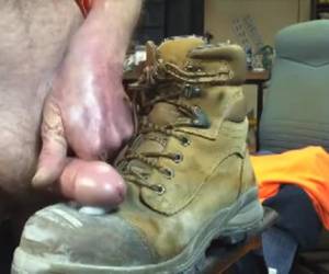 Zijn grote stijve lul aftrekkend komt hij klaar