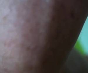 Filmend vingert hij de ingesmeerde anus van zijn vrouw