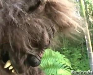Gelaarsd sexy stoeipoesje pijpt de grote boze wolf