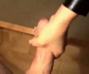 Latex catwoman neemt zijn lul tot aan haar keel in haar mond