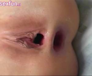 Kijk hoe hij de sperma in haar geile mond spuit