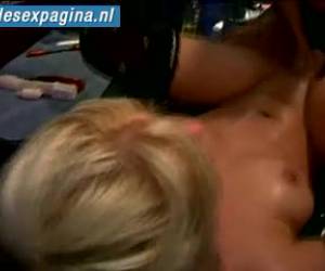 Blonde lesbische dame geniet van reuze dildo in haar kontje