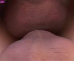 Schattig meisje in gangbang dubbel gepenetreerd in haar kutje