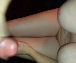 Zijn glibberige pik lekker afgetrokken en haar geile decollete vol sperma gespoten