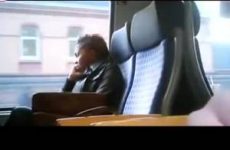 Hij trekt zich af in de trein terwijl er mensen naast hem zitten