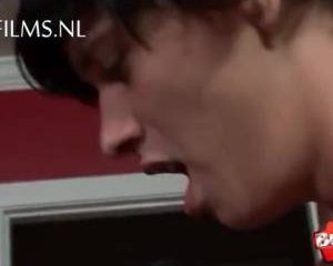 Gay bukkake sletje mag zuigen en zijn aars laten neuken