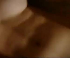 Voor de webcam vingert ze haar kleine en natte kutje