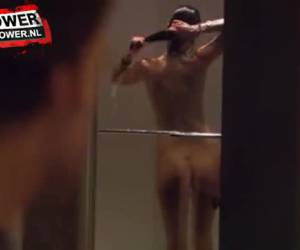 Sexy babe doucht in het appartement van Dexter
