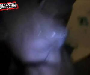 Ze kotst pijpt zijn grote lul en laat haar mond neuken en vol sperma spuiten