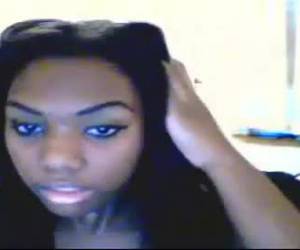 Het Ebony meisje mastubeerd met de elektrische tandenborstel haar vagi...