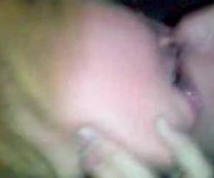 Vriendinnen zijn aan het zoenen