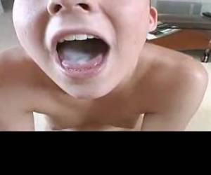 Amateursletje zuigt op zijn harde lul en slikt zijn warme zaad