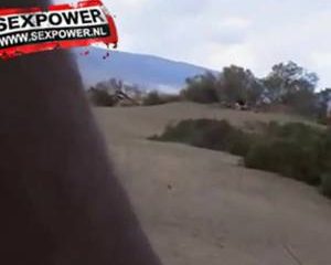 Ouder stel heeft sex in het openbaar