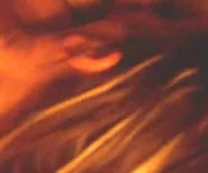 Mooie dame zuigt aan zijn piemel