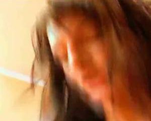 Slanke dame rijdt op zijn pik