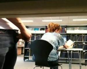 Voyeur gluurt naar BBW dame en komt klaar